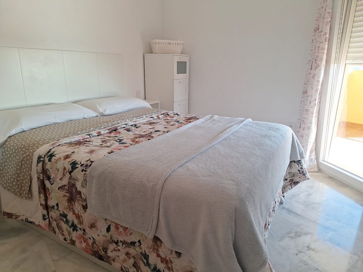 Dormitorio con vistas increíbles, desde la cama se ve al Mar, iluminación natural, salida directa a la terraza, persiana cero luz, puerta de cristal y pvc , habitación súper silenciosa, nos lo comentan nuestros huespedes, descanso total.