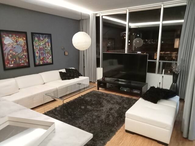 Central city with pool, gym & sauna gallery image 2