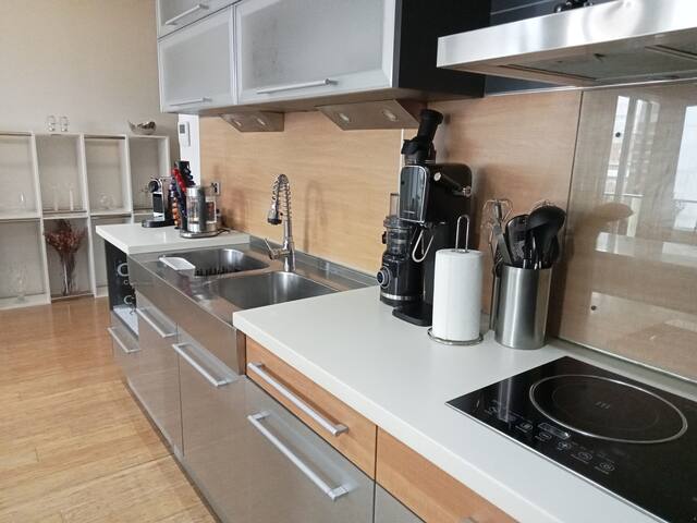 Central city with pool, gym & sauna gallery image 3