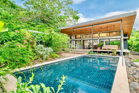New Boutique villa- walk to beach- Private pool