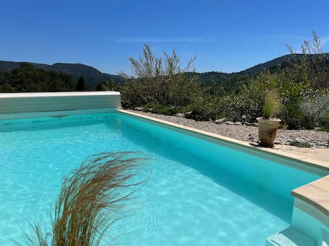 Quiet apartment with swimming pool