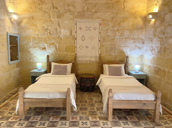 Chumba cha kulala 2 kimewekwa kama chumba pacha