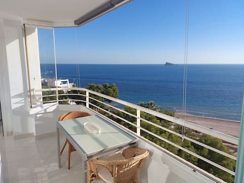 Popular Airbnb listing: An apartment with an ocean view in Benidorm