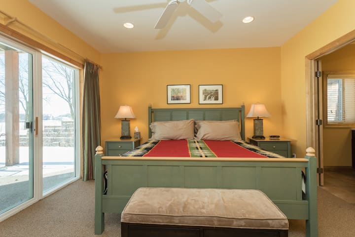 ห้องสวีทห้องนอนคิงไซส์ชั้นล่างพร้อมตู้เสื้อผ้าแบบวอล์คอินและทีวี ห้องน้ำมีขนาด 3/4 บาท 