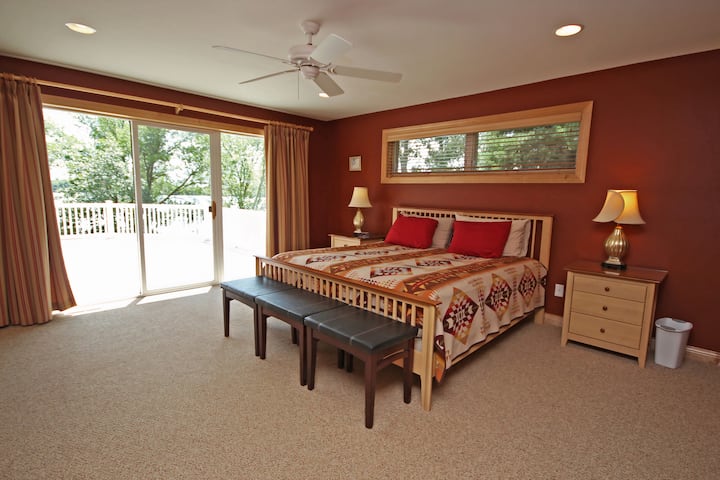 ห้องสวีทหลักชั้นหนึ่งพร้อมอ่างอาบน้ำเต็มรูปแบบตู้เสื้อผ้าแบบวอล์คอินและทีวี