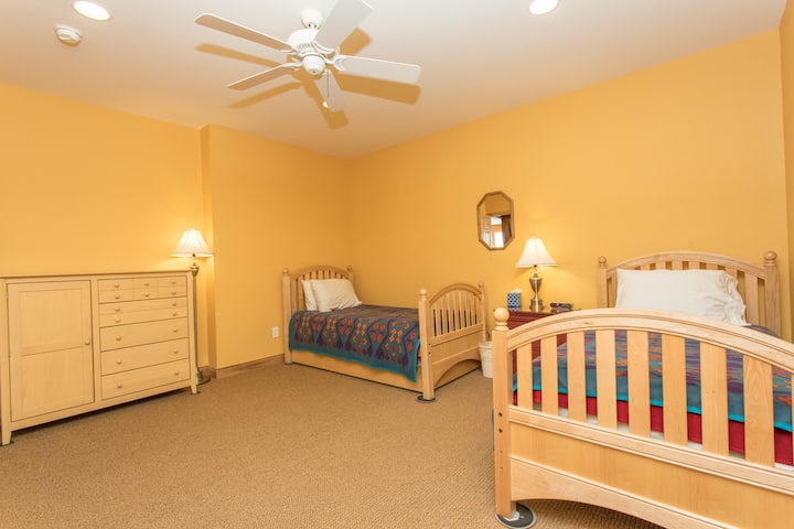 เตียงแฝด 2 หลังและเตียงเลื่อนแบบดึงออกที่ 3 มีพื้นที่ตู้เสื้อผ้ามากมาย 