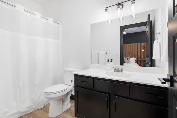 The Ozark Mountain Haus - 5 Luxury King Suites! - Houses for Rent