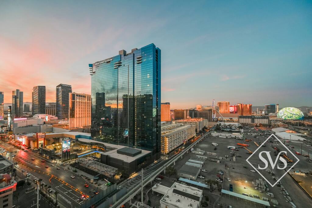 B24P3* MGM Studio | Sphere Strip View | Jetted Tub