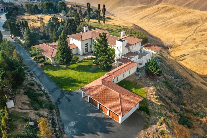 Elegant Leavenworth Villa w/ Private Home Theater