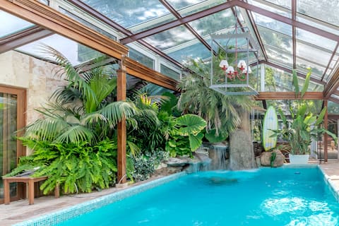 5-Suite Madrid Villa Oasis, Pool, Spa, Gym & Club