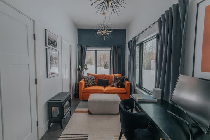 Första våningen med bäddsoffa i minnesskum, eget puderrum och dedikerad arbetsyta med andra bildskärm