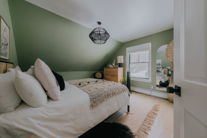 Ett av sovrummen på övervåningen – queen Casper-madrass med Brooklinen sängkläder