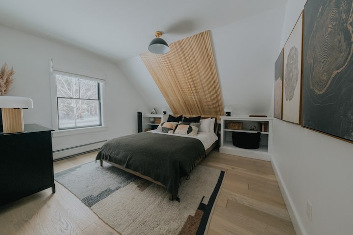 Andra sovrummet på övervåningen med queen Casper-madrass och Brooklinens sängkläder