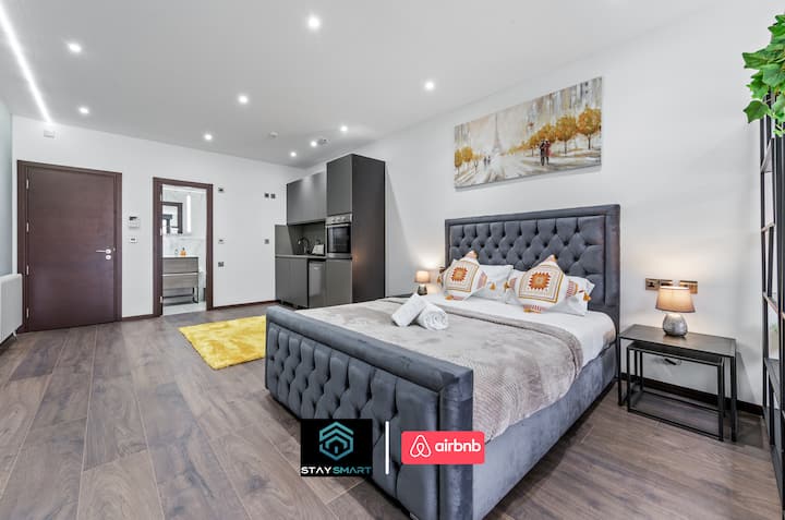 Chumba cha kulala  na jiko katika Stay Smart Short Lets & Serviced Malazi