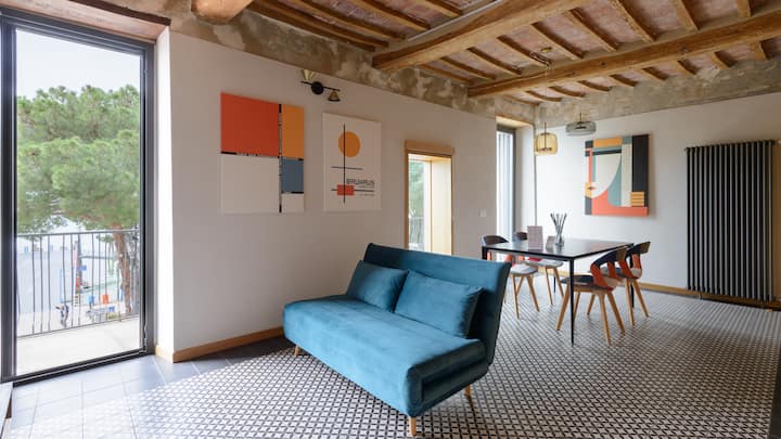 Amplio comedor y sala de estar con balcones en el lago, cocina totalmente personalizada y equipada, área de TV y relajación.