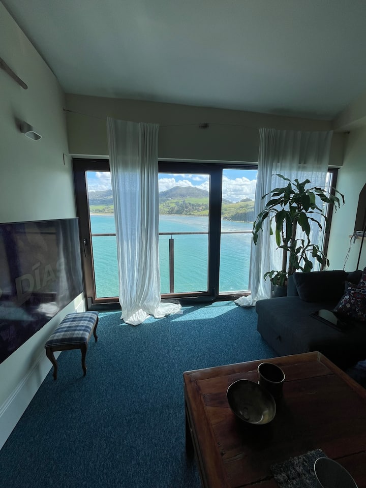 Sebule iliyo na samani iliyo na sakafu na benchi husaidia miguu. Sakafu ina rangi ya bluu kwa ajili ya joto zaidi angani.