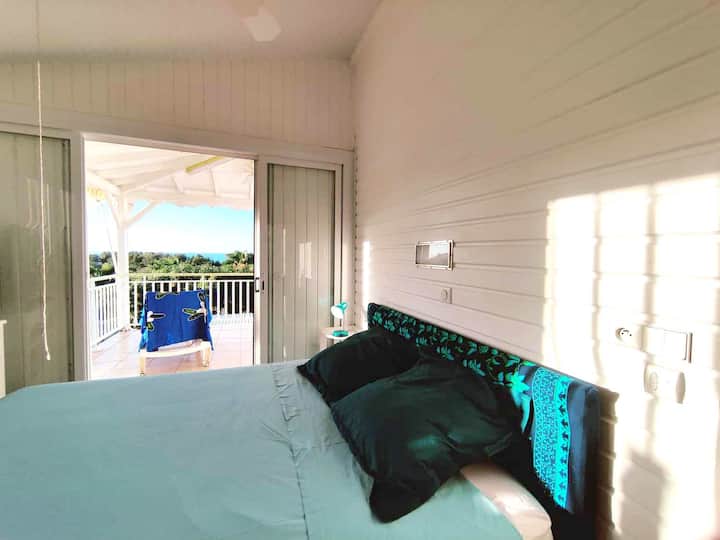 The master suite (bedroom 1) sea view and terrace access. Opremljen je bračnim krevetom, pivarom, klima-uređajem, mrežama za komarce i roletama.