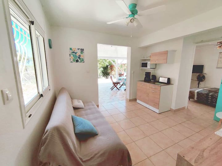 Dnevni boravak na dnu vile opremljen kaučem na razvlačenje 