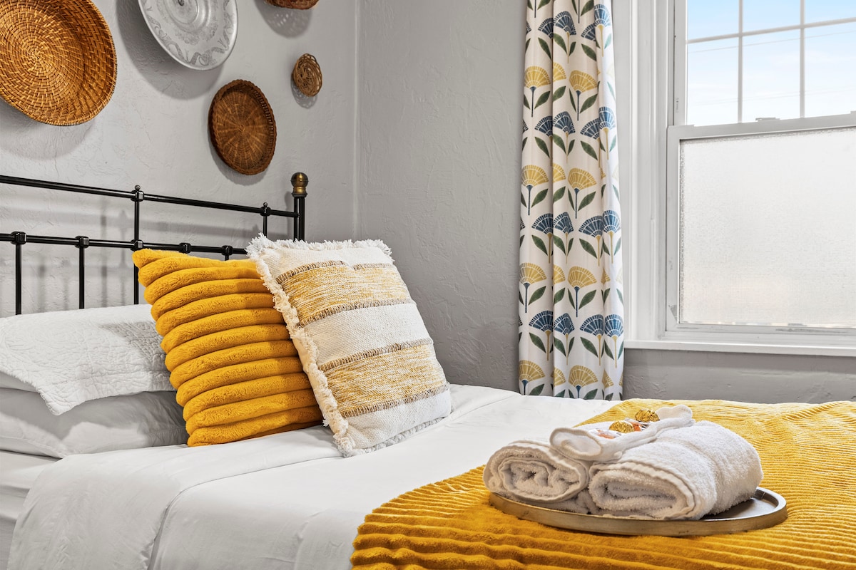 Легло в пълен размер с чисто нов матрак с марка Nectar. Осигурени са затъмнени завеси, тапи за уши и машина за бял шум, която да поддържа спокоен нощен сън. Допълнителни чаршафи, възглавници и кърпи се съхраняват в гардероба. 
 