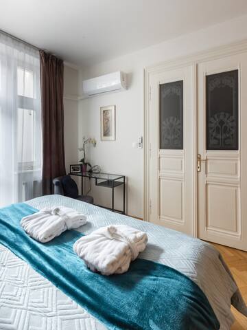 Decadent Art Deco Apartment in Old Town gallery image 5