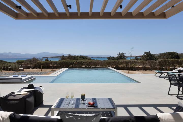 Big Blue Villa I gallery image 3