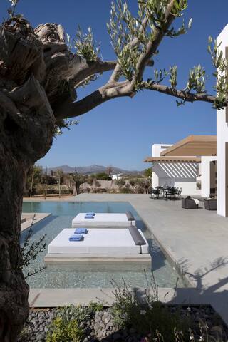 Big Blue Villa I gallery image 5