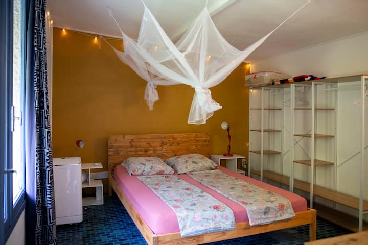 Dormitorio principal, cama de 160x200 cm. 
Master bedroom, queen size bed.
Schlafzimmer mit Doppelbett (160x200 cm).