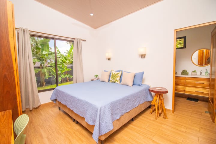 Ingia kwenye anasa katika chumba chako kikuu cha kulala, kilicho na kitanda aina ya kingi na bafu la ndani. Amka ukiwa unapata upepo wa msituni na upumzike katika sehemu tulivu, maridadi iliyobuniwa kwa ajili ya mapumziko ya kweli. 