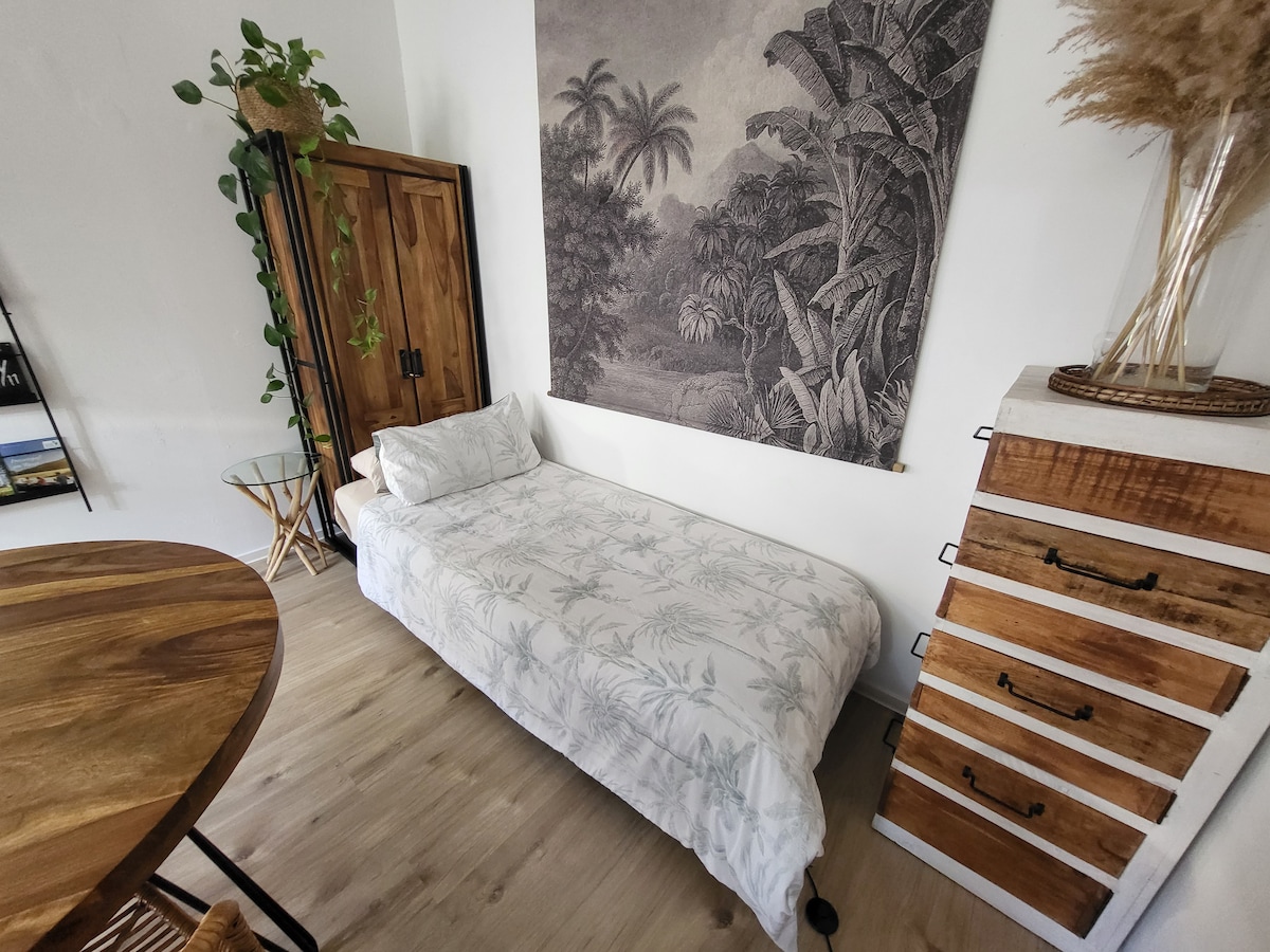 Top Airbnb: 2 wheels | Balcony | Bright & cozy | City proximity 350 m in Zentrum Südost