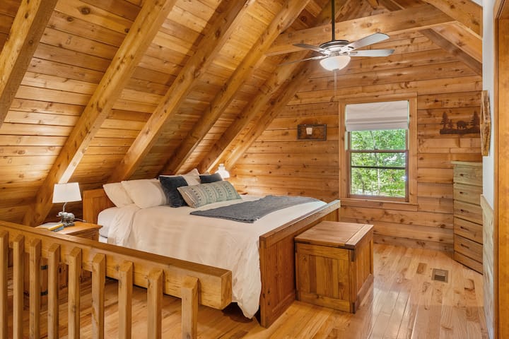 Fungua starehe ya ukubwa wa roshani yenye bafu kamili.