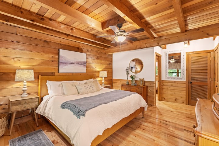 Chumba cha kulala cha kujitegemea kwenye ghorofa kuu. Kitanda kipya cha Dreamcloud Premier Hybrid king size.