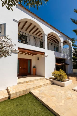 Entire home with 4 bedrooms in Santa Eulalia Del Río - Villa Luna Ibiza Centre 8 Pax