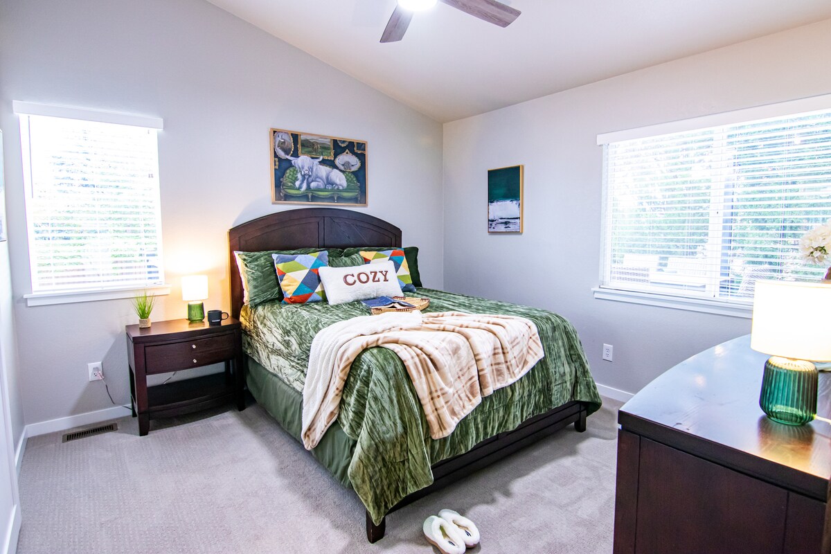 ️ 明亮舒适的卧室，配有舒适的床、拱形天花板和迷人的装饰，是您放松身心、感受宾至如归的完美空间。 ✨