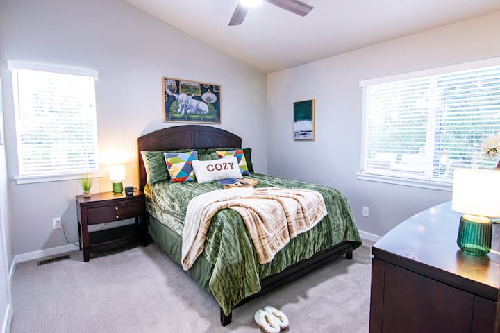 ️ Ნათელი და მყუდრო საძინებელი კომფორტული საწოლით, თაღოვანი ჭერითა და მომხიბლავი დეკორით - იდეალური საცხოვრებელი, რომ დაისვენოთ და თავი ისე იგრძნოთ, როგორც საკუთარ სახლში. ✨