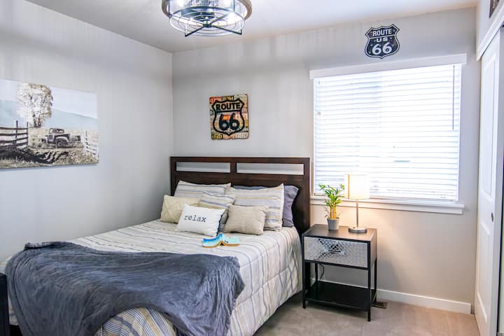 ️ Მომხიბლავი მარშრუტის 66-ე თემატიკის საძინებელი მყუდრო თეთრეულით, რბილი განათებითა და ვინტაჟური დეკორით - იდეალურია მშვიდი და დაუვიწყარი სტუმრობისთვის. ️