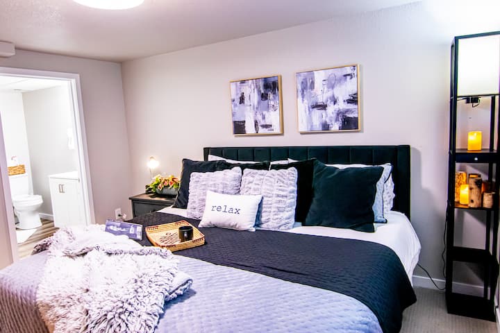 ️ Სარდაფის მშვიდი და ელეგანტური საძინებელი პლუშის საწოლით, რბილი განათებითა და დამამშვიდებელი დეკორით, რომელიც შექმნილია სრული განტვირთვისა და მშვიდი ღამეებისთვის. ️









