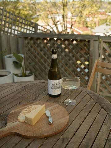 Cottage on Quayle | Romantic & Family Stay Hobart gallery image 4