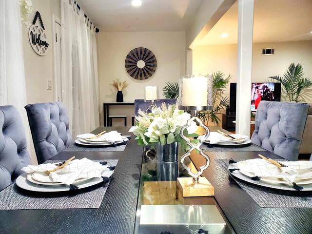 Stylish Home with Gorgeous Swimming Pool gallery image 5