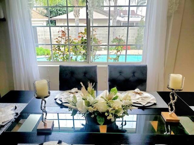 Stylish Home with Gorgeous Swimming Pool gallery image 3