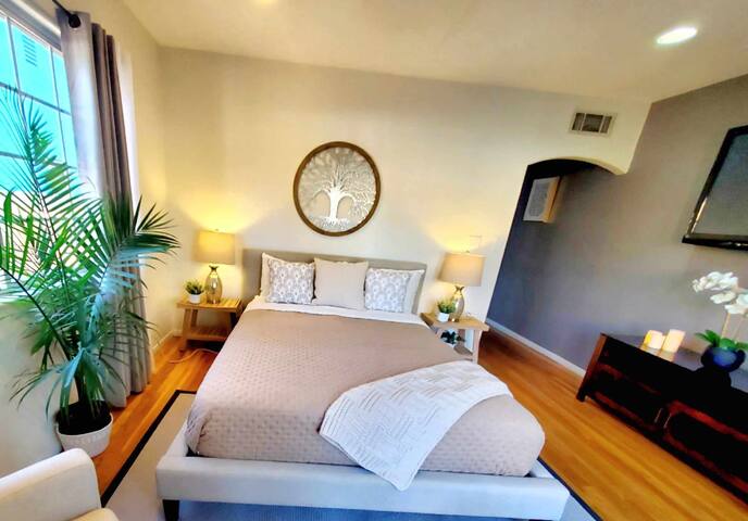 Stylish Home with Gorgeous Swimming Pool gallery image 4