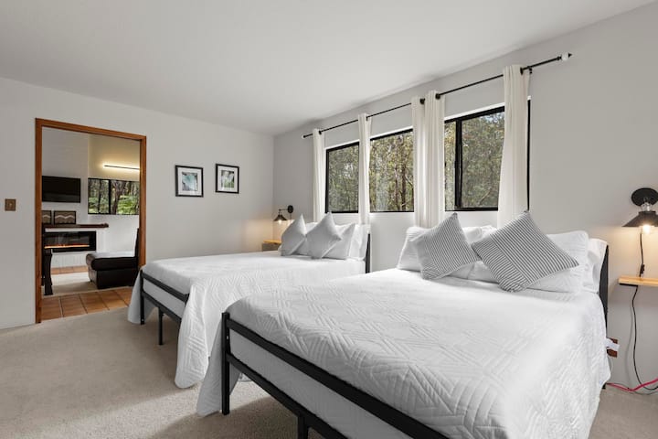 غرفة النوم رقم1 | الطابق الثاني | سريران كاملان الحجم | بياضات جديدة