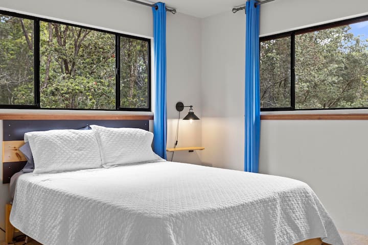 غرفة النوم رقم4 | الطابق الثالث | سرير بحجم كوين | فوتون إضافي في خزانة | بياضات جديدة | مظلة تريتوب | إضاءة طبيعية