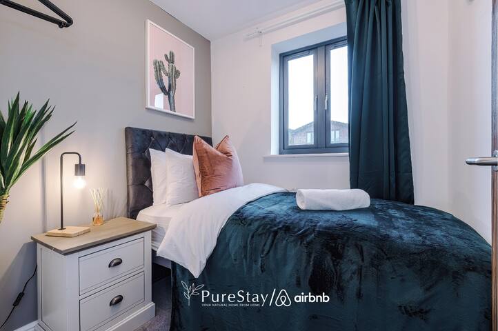 Spacious Contractor House w/ Parking by PureStay gallery image 3