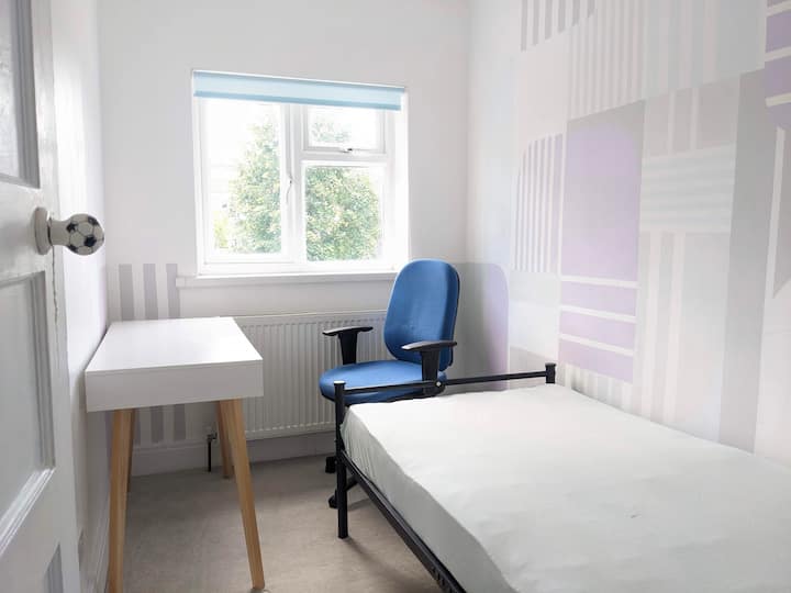 Cama individual con estación de trabajo