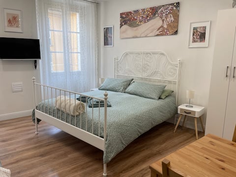 Airbnb con migliori performance: Holiday Studio in the Historic Center of Intra a Verbano Cusio Ossola