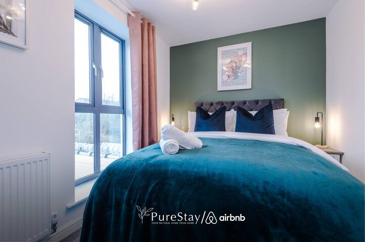 Modern MCR House w/ Parking & Sleeps 9 by PureStay gallery image 3