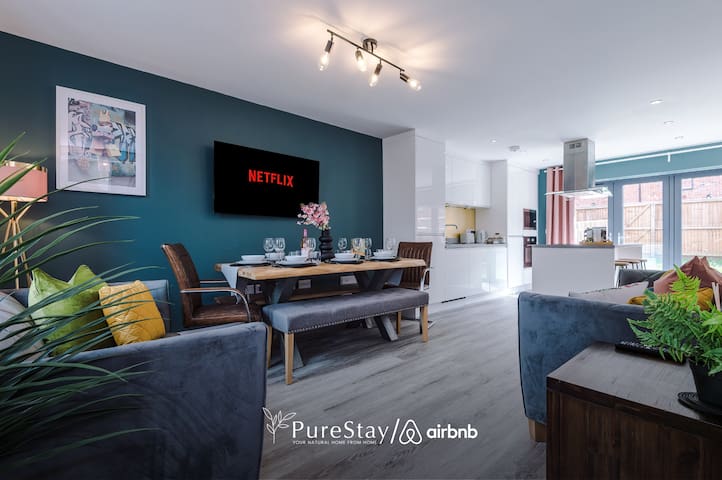 Modern MCR House w/ Parking & Sleeps 9 by PureStay