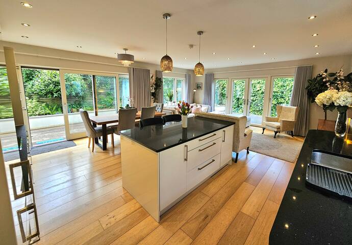 Vida Nova: modern escape with garden, close to sea gallery image 2