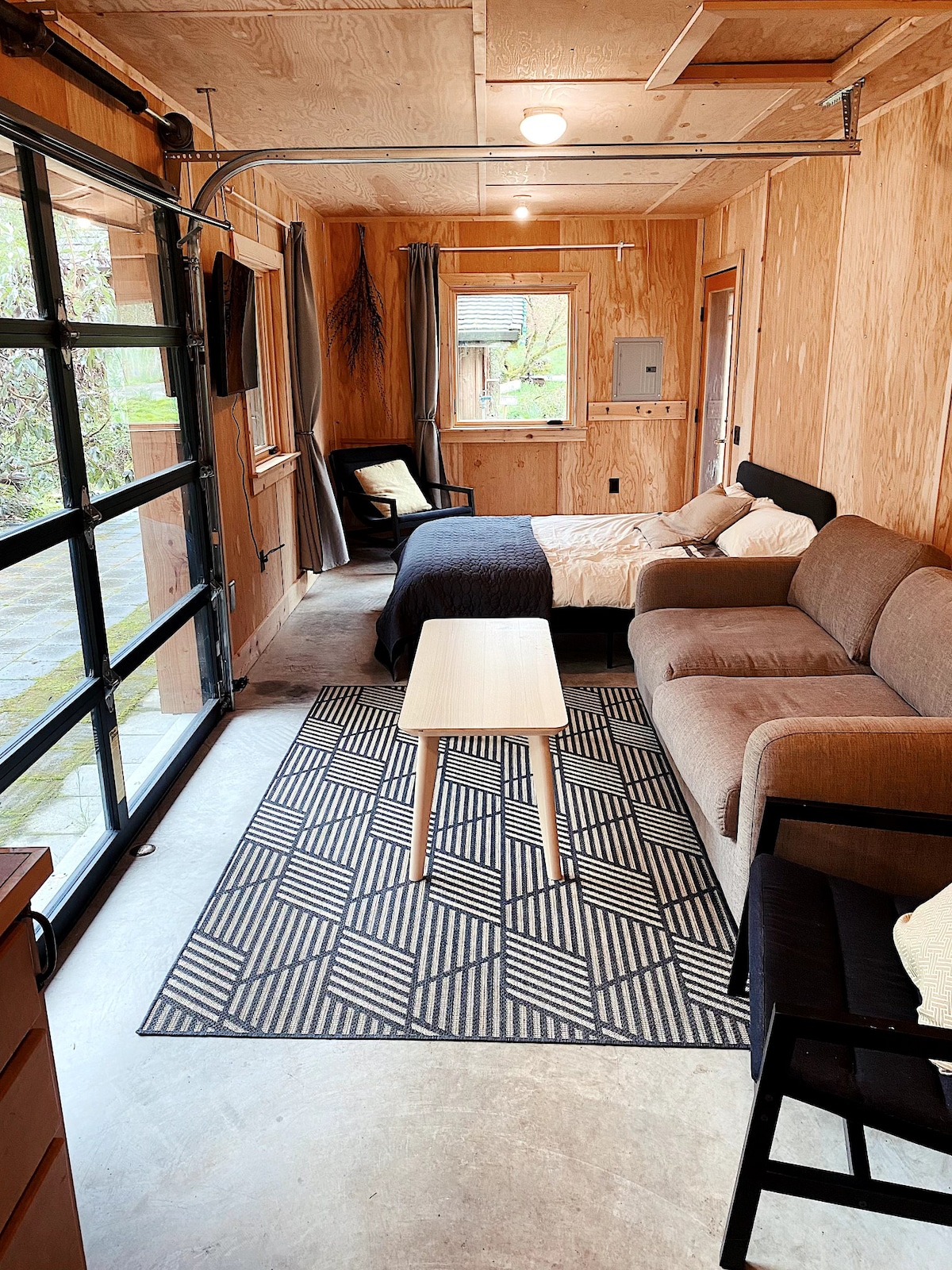 Like all the rooms in the home, the 'Fir Room' comes with an incredible view of the trees, and has a built-in kitchenette. This room has a queen bed and queen fold-out sofa, as well as a brand new smart tv (LG brand). 