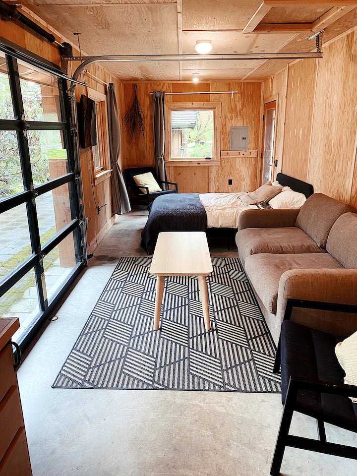 Like all the rooms in the home, the 'Fir Room' comes with an incredible view of the trees, and has a built-in kitchenette. This room has a queen bed and queen fold-out sofa, as well as a brand new smart tv (LG brand). 